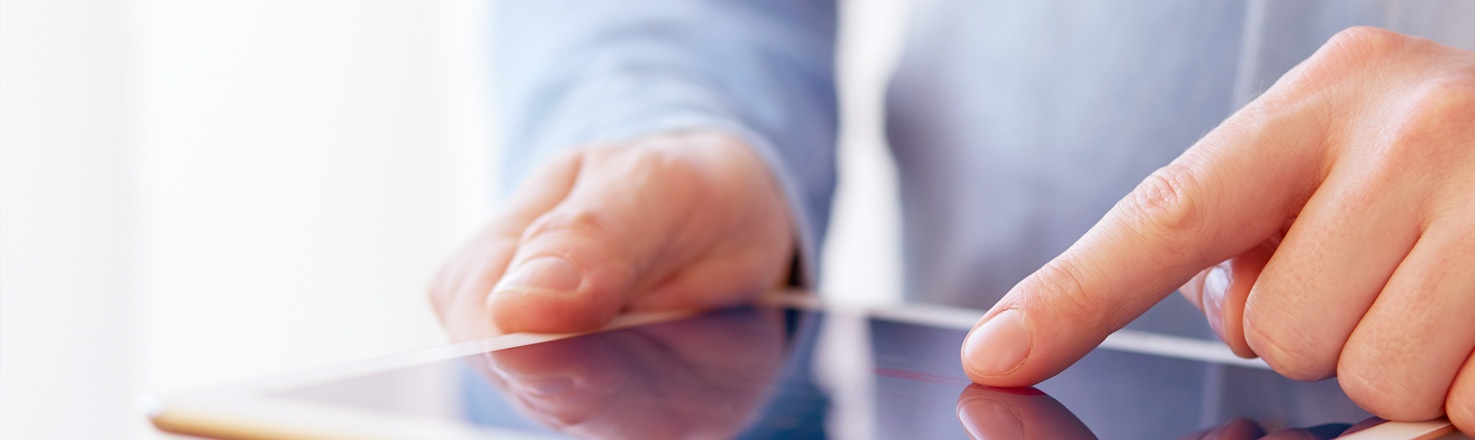 Eine Person bedient ein Tablet